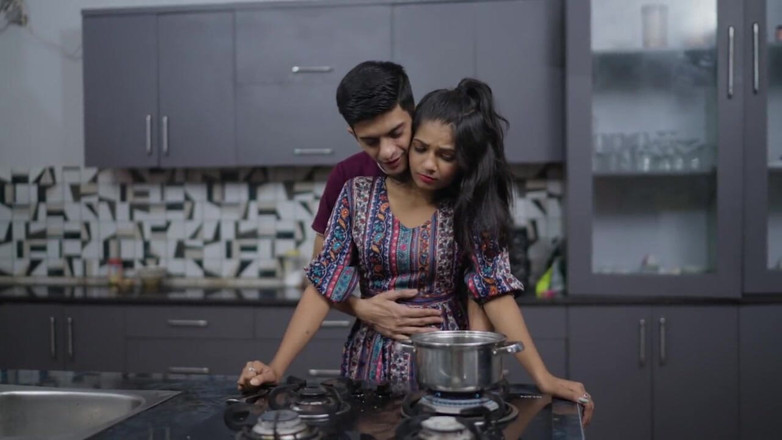 Triflicks: Memek sempit gadis india 18 tahun dientot habis-habisan di dapur