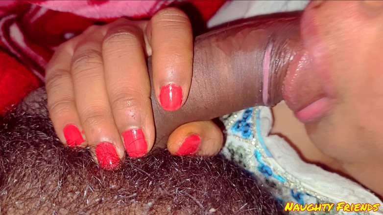 Naughty_Friends: Sevimli kız erkek arkadaşıyla oral seks yapıyor.