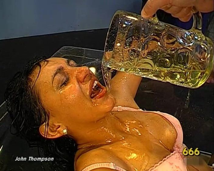 Piss Lover: Gggジョン・トンプソンのコンピレーションで小便を愛するぶっかけ美女