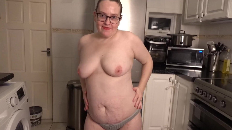 Littlevixen: Strip-tease sexy, legging, soutien-gorge et culotte dans la cuisine