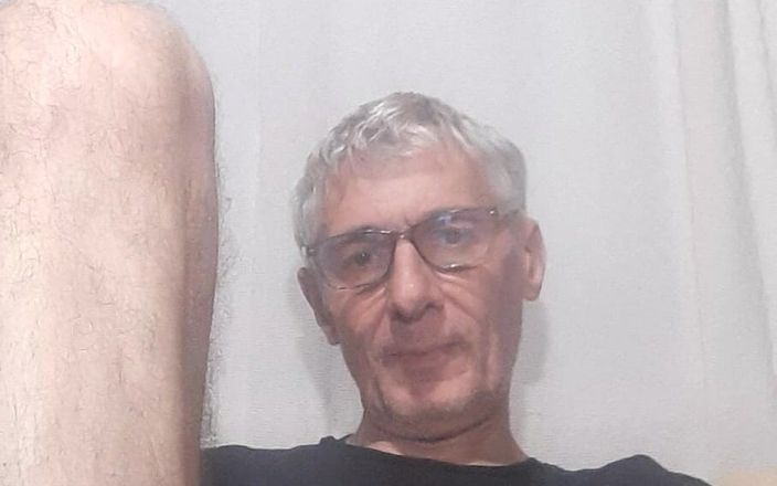 Big uncut hard cock: Un bărbat frumos în tricou și lenjerie intimă așteaptă să se dezbrace...