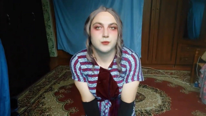 Kitty_Cross: प्यारी दोपहर की झपकी के बाद आराध्य बहिन हथियार खींच रही है