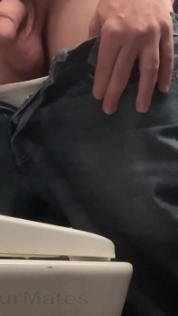 Băiat amator heterosexual în pantaloni scurți de blugi cu coaie mari agățate prins pișându-se cu mâinile libere