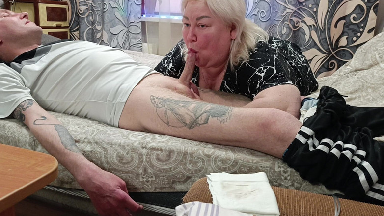 Zona901: Llenando la boca de la madrastra con mucho esperma