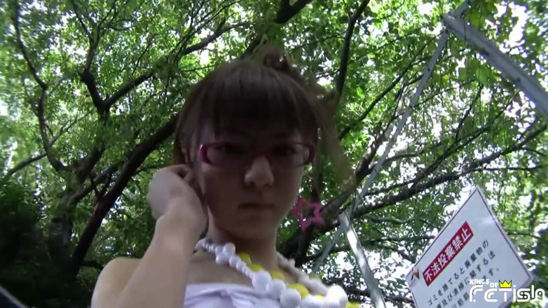 Pure Japanese adult video ( JAV): Japonská teenagerka si hraje s hračkami v autě a stříká...
