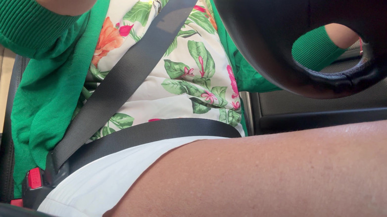 Step Mommy: Une MILF mature excitée se fait caresser sa chatte juteuse...