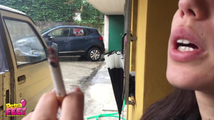 Smokin Fetish: Merokok di luar rumah dari si rambut coklat yang menakjubkan