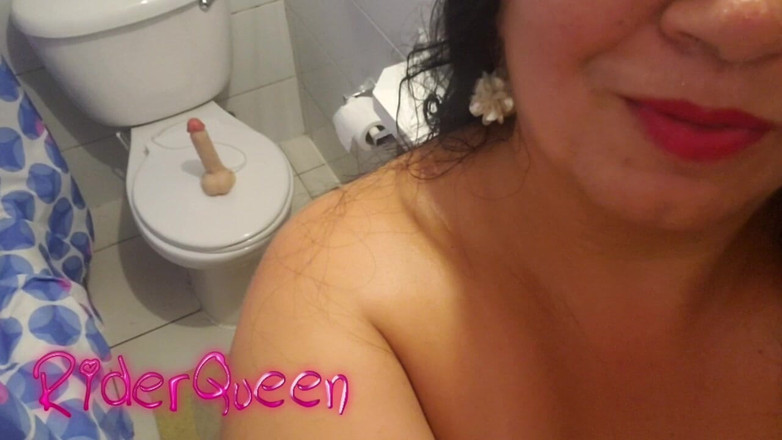 Riderqueen BBW Step Mom Latina Ebony: 胖美女在厕所里骑乘假阳具大鸡巴