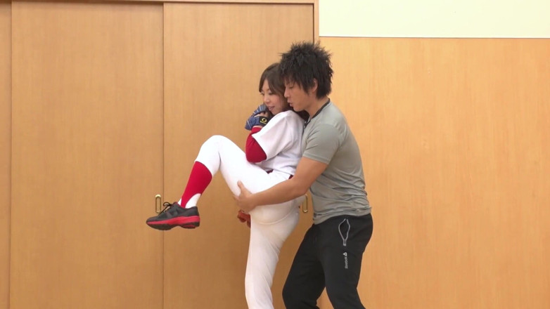 JapaneseAmateur: Des salopes japonaises de baseball baisent une chatte mouillée avec...
