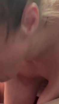 La matrigna mi ha rinchiuso nella mia stanza e mi ha succhiato il cazzo fino a quando non le ho fatto esplodere il mio sperma in gola!
