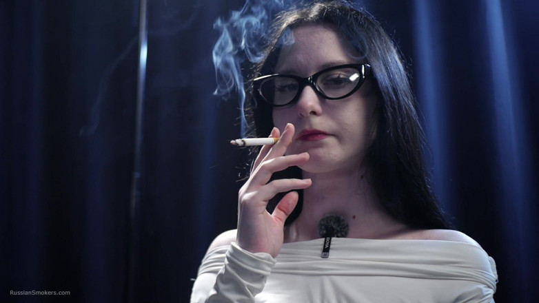 Russian Smokers: Sedução fumante - Senhora intrigante de branco. 2 vermelhos em uma fileira