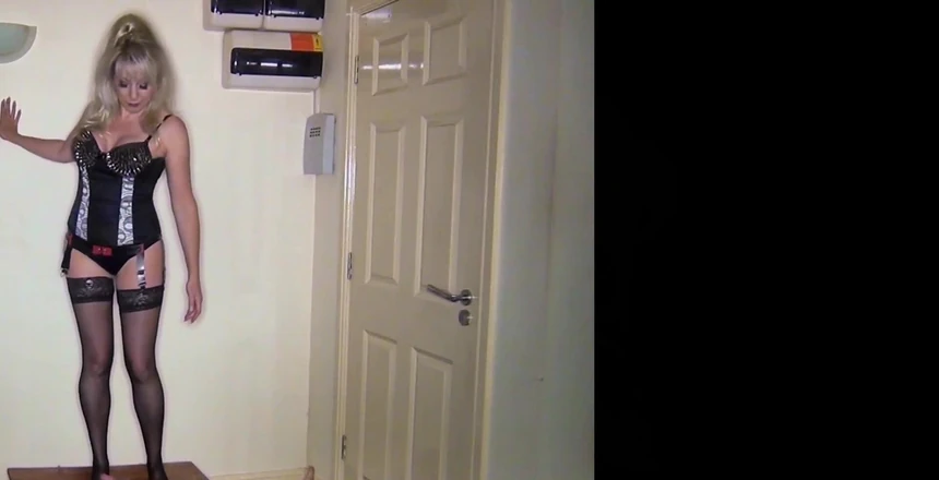 British Domination: Топтание доски во время ношения чулок со швом