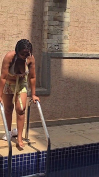 Mulher rica se masturba em sua piscina