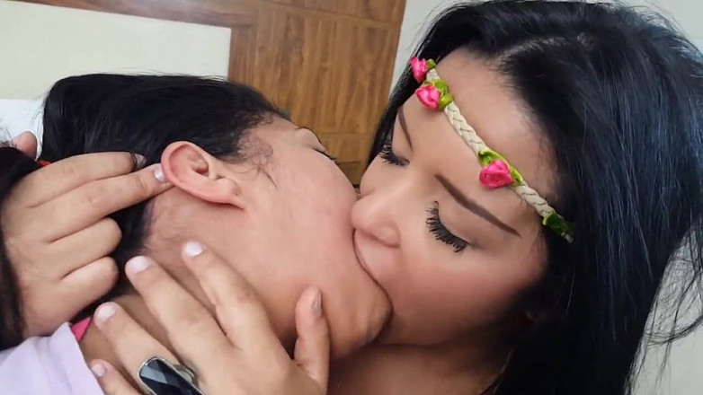 FetishKing: Besos lésbbitos calientes y sexys