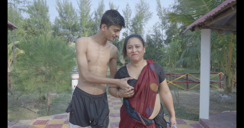 Bull Top 7: Indian Bhabi Ka Pani Mai Thukai Hot Indian Porn Video