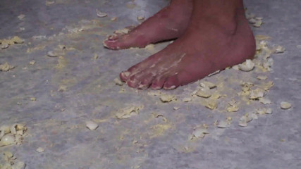 Foot Girls: Si rambut coklat menghancurkan makanan di dapur