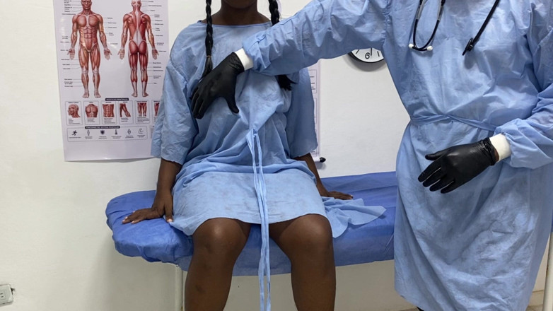 estefaniacaltrate: Elle va chez le docteur pour changer ses prothèses et...