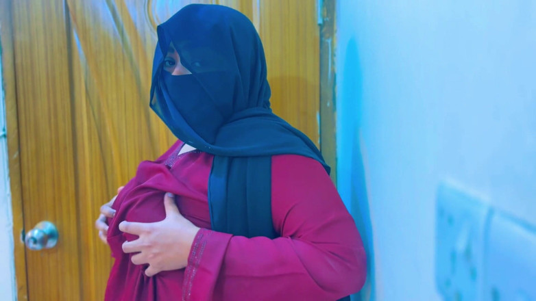 Aria Mia: 埃及热辣女仆变得超级饥渴并开始在办公室自慰，老板看到她开始打手枪