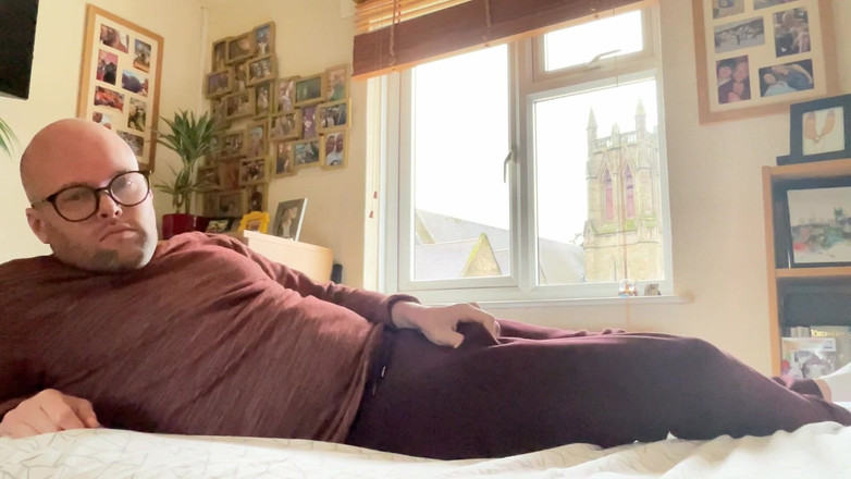 Buggiesmugglr: Позволь мне проскальзать мой член в твою дырку тоже?