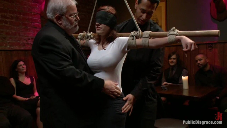 Public Disgrace by Kink: ¡Puta caliente de 19 años hace su primera sesión de chico /chica!
