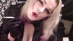 Smoke Temptress Annie Vox - Smoking Fetish: Mai aproape Virginia slims 120 în jachetă de piele și mănuși scurte din...