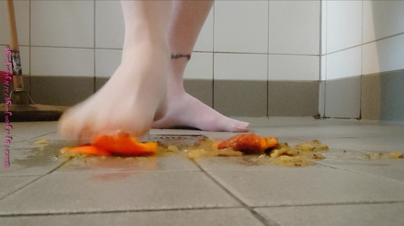 Carmen_Nylonjunge: Footplay in pantyhose with fruit