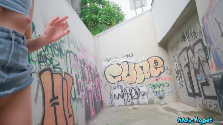 Public Agent: Agent - Inked Puck Sydney Love chupa pau e fica curvada