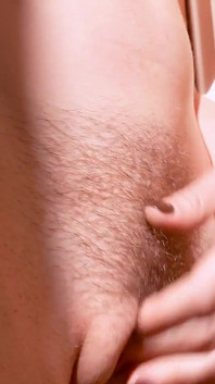 Cewek hot rambut cokelat ini lagi asik fingering memeknya yang berbulu di lantai