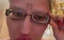 FinDom Goaldigger: Une fille aux lunettes énormes bâille dans la cuisine