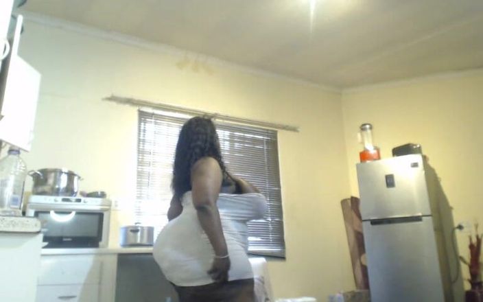 Legendary Booty Overdose: Africana ssbbw stripteasing e masturbação