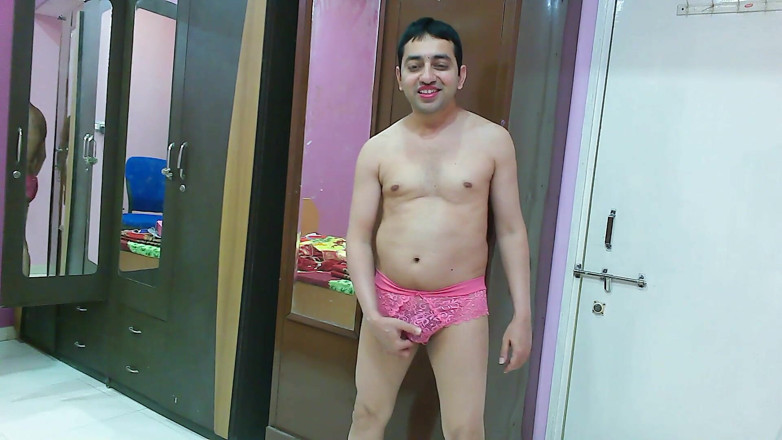 Cute & Nude Crossdresser: Carina sissy travestito femboy Sweet Lecca-lecca in una canottiera, mutandine...