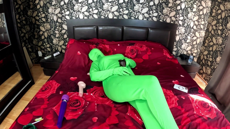 MilfyCalla: Permainan mainan zentai ukuran raksasa. Cewek sange ini lagi asik...