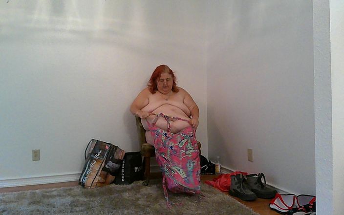 BBW nurse Vicki adventures with friends: Badpakken passen en Binkinis