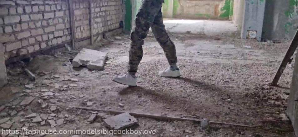 AlexGay: Un hooligan militar twink cu lenjerie intimă ruptă este futută...