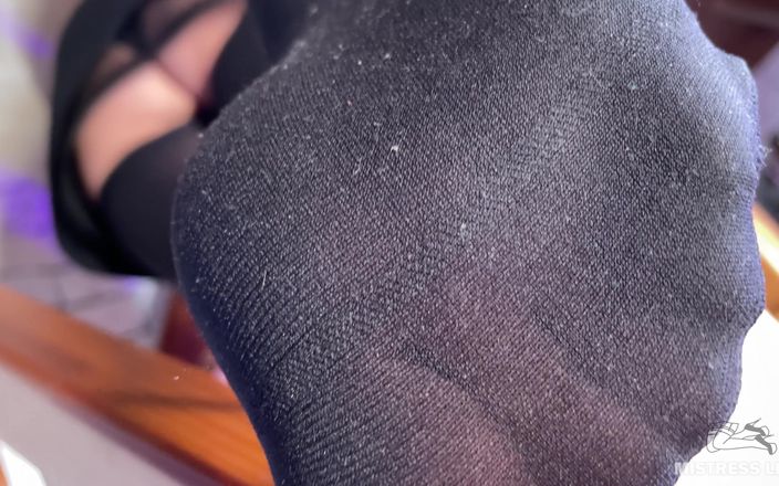 Mistress Legs: Moje páchnoucí nohy v černých punčochách škádlí nad tebou obličej na žebříku - část 2
