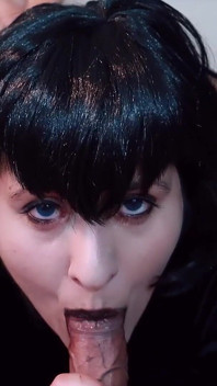 Mavis suce un inconnu