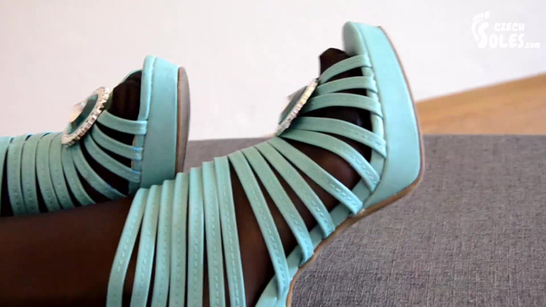 Czech Soles - foot fetish content: Cherry mostra i suoi piedi in calze di nylon
