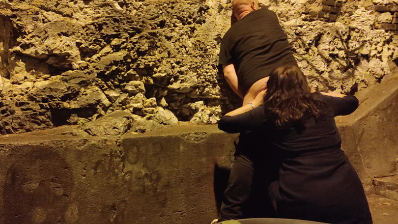 Toilet Mommy: 辣妹品尝男人的屁股