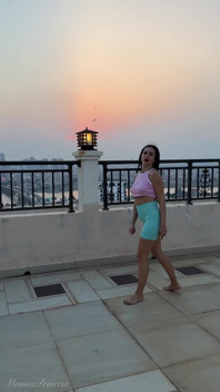 Peitos Se Mostrando E Fazendo Xixi Através De Shorts Ao Ar Livre