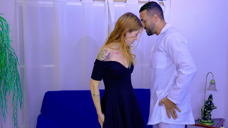 Sun7: Tânăra roșcată cere ajutorul doctorului și ajunge la birou