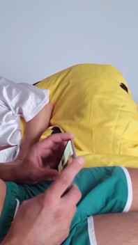 แม่เลี้ยงทําให้ลูกเลี้ยงชายสับสนกับผัวและโดนควยเย็ดตูด