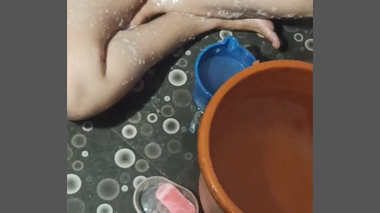 Your Megha: Une bhabhi sonale prend un bain à poil dans le rassemblement