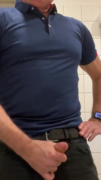 M-am excitat, așa că m-am masturbat în toaleta publică