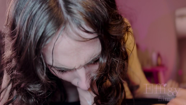 Effigy Films: VEDERE LA PERSOANA 1: Superba Tgirl Aura Duvall suge adânc pula...