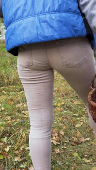 milf w obcisłych spodniach zbieranie grzybów w lesie Tyłek Fetysz