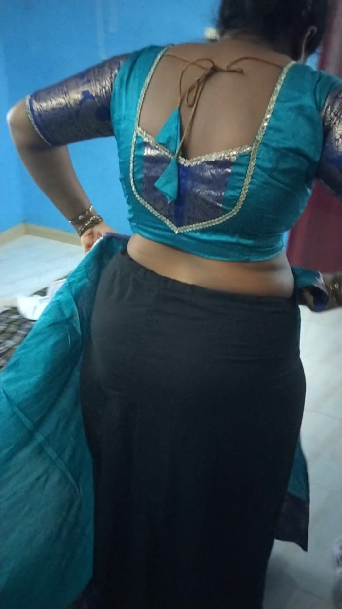 Tamil lesbian: ホットサリーを身に着けている