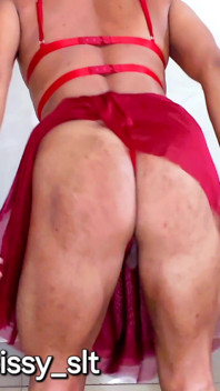 Sexy travesti hace ejercicio y muestra su pequeño clítoris y juega con un consolador blanco