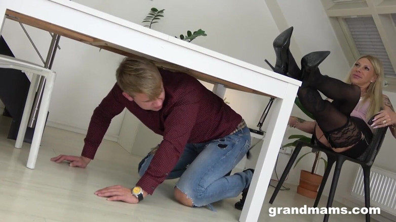 Grandmams: 어린 소년을 때리고 스트랩으로 따먹는 보시 할머니