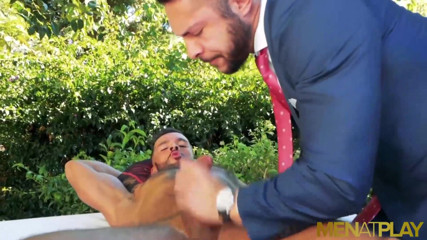 Menat Play: Denis Vega, latino musclé, se fait sodomiser par Seth Santoro