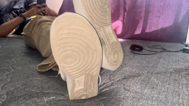 Mr Feet Colombia: Unniversitaria把脚搭在脸上，让崇拜者们